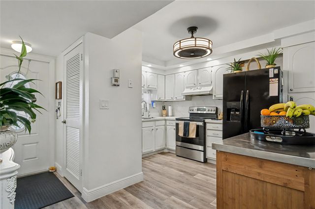 9520 S Hollybrook Lake Dr 103, Pembroke Pines, FL 33025