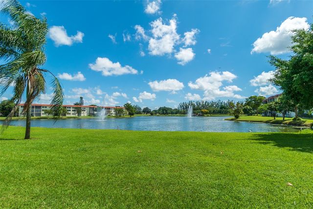 9520 S Hollybrook Lake Dr 103, Pembroke Pines, FL 33025