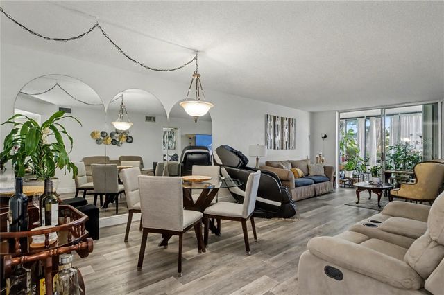 9520 S Hollybrook Lake Dr 103, Pembroke Pines, FL 33025