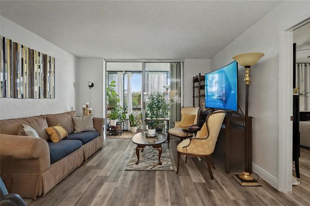 9520 S Hollybrook Lake Dr 103, Pembroke Pines, FL 33025