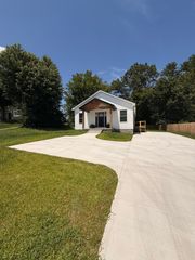 1011 W Shelby Street, Junction City, KY 40440