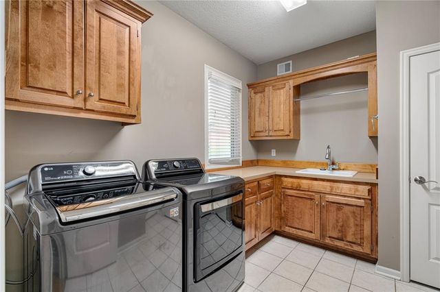 8709 Pine Street, Lenexa, KS 66220