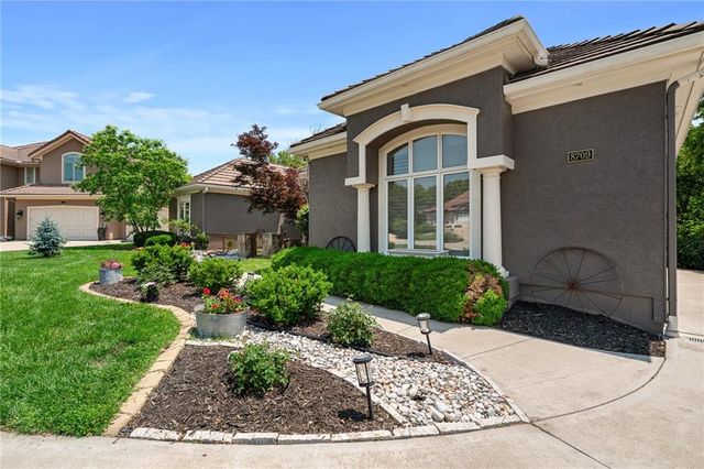 8709 Pine Street, Lenexa, KS 66220