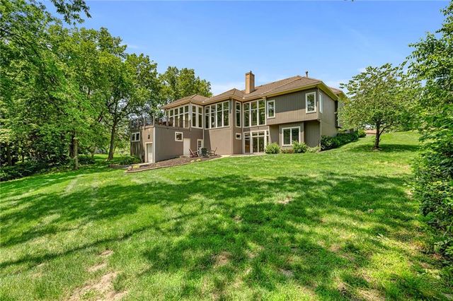 8709 Pine Street, Lenexa, KS 66220