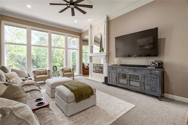 8709 Pine Street, Lenexa, KS 66220