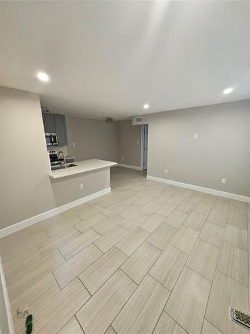 2101 Fountain View Drive 4 6, Houston, TX 77057