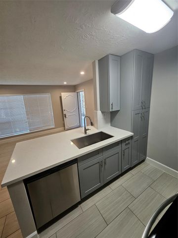 2101 Fountain View Drive 4 6, Houston, TX 77057