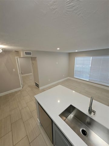 2101 Fountain View Drive 4 6, Houston, TX 77057