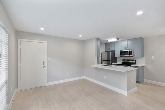 2101 Fountain View Drive 4 6, Houston, TX 77057