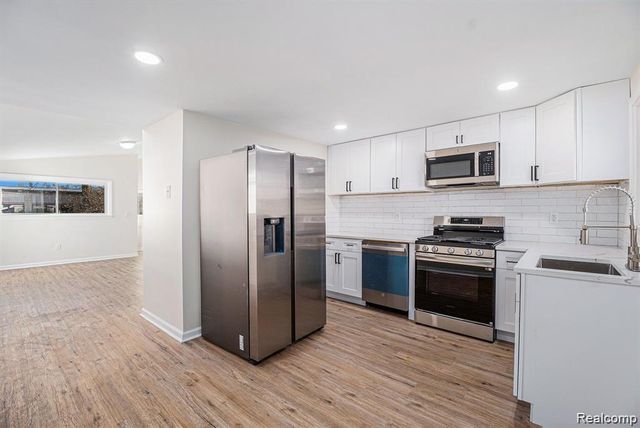 408 W Jarvis Avenue, Hazel Park, MI 48030