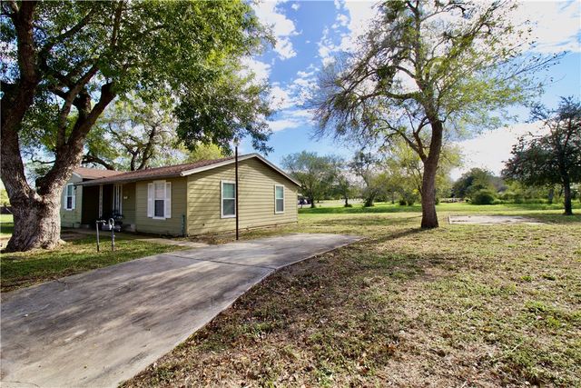 808 E Lott St, Beeville, TX 78102