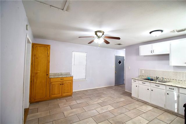 808 E Lott St, Beeville, TX 78102