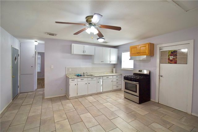 808 E Lott St, Beeville, TX 78102