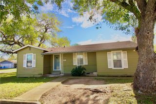 808 E Lott St, Beeville, TX 78102