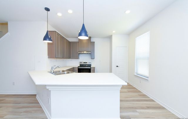 10643 W MILITARY DR, San Antonio, TX 78251