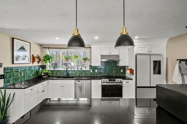 5 Wellesley Ave, Worcester, MA 01605