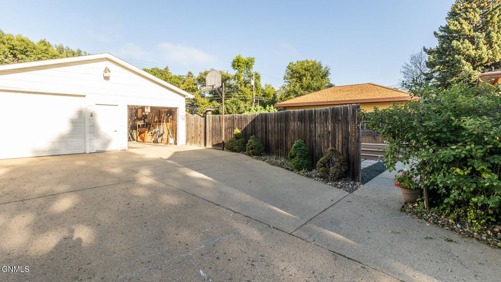 510 16th Street N, Bismarck, ND 58501 photo 2
