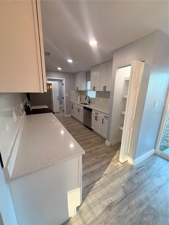 Image 8 of property listing at 517 CIPRES CIRCLE, Winter Haven, FL 33880