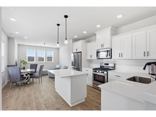 8095 Se KINNAMAN St, Hillsboro, OR 97123