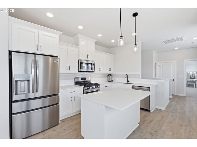 8095 Se KINNAMAN St, Hillsboro, OR 97123