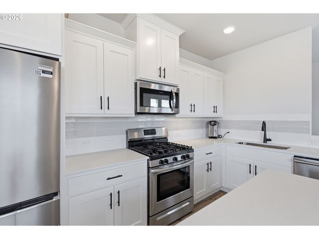 8095 Se KINNAMAN St, Hillsboro, OR 97123