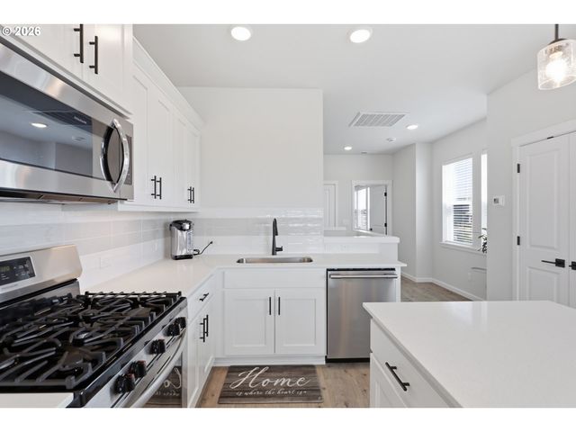 8095 Se KINNAMAN St, Hillsboro, OR 97123