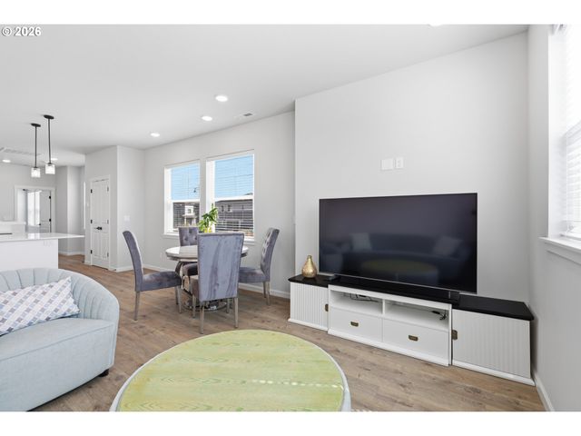 8095 Se KINNAMAN St, Hillsboro, OR 97123
