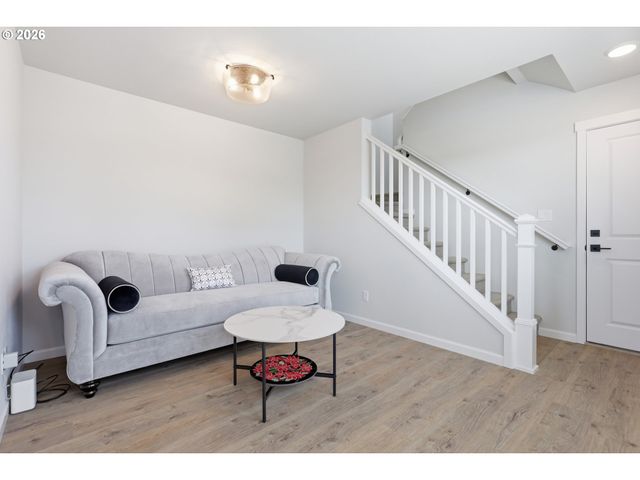 8095 Se KINNAMAN St, Hillsboro, OR 97123