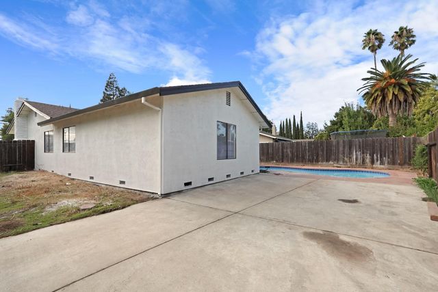 2260 S Ham Ln, Lodi, CA 95242