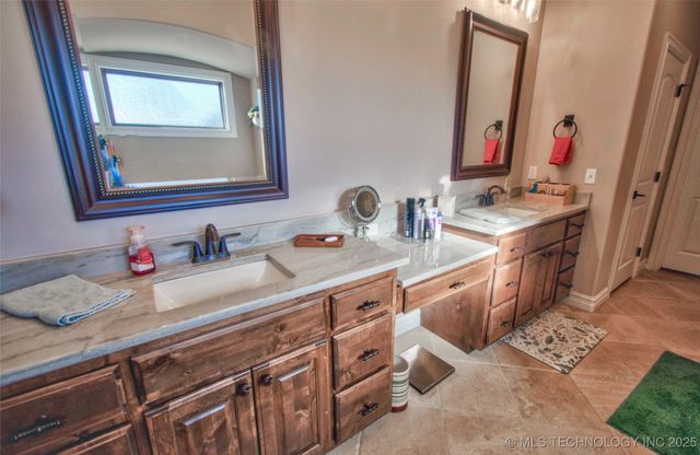 3205 W Van Buren Court S, Broken Arrow, OK 74011