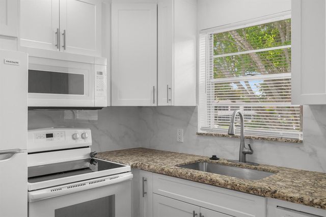 346 Windsor O, West Palm Beach, FL 33417