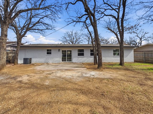 116 Ravenswood Drive, Bedford, TX 76022
