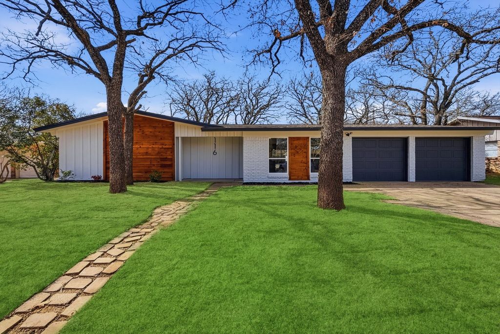 116 Ravenswood Drive, Bedford, TX 76022