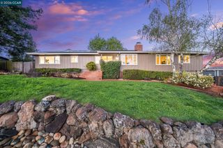 102 Hillcrest Dr, Orinda, CA 94563