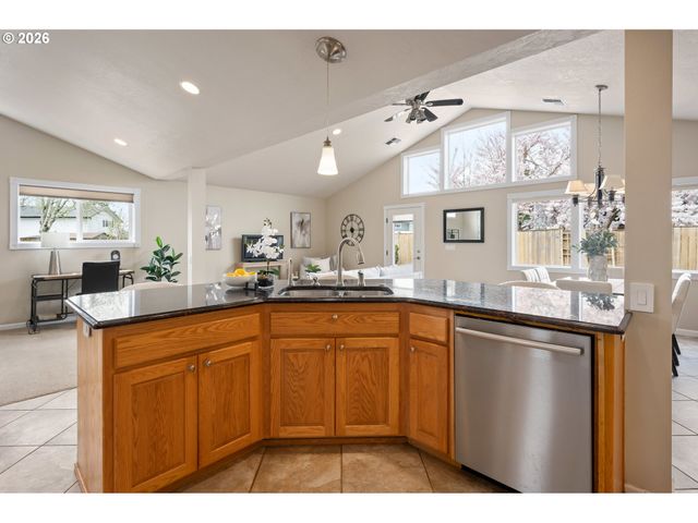 468 72ND St, Springfield, OR 97478