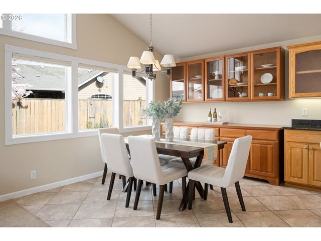 468 72ND St, Springfield, OR 97478