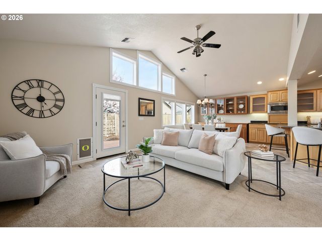 468 72ND St, Springfield, OR 97478