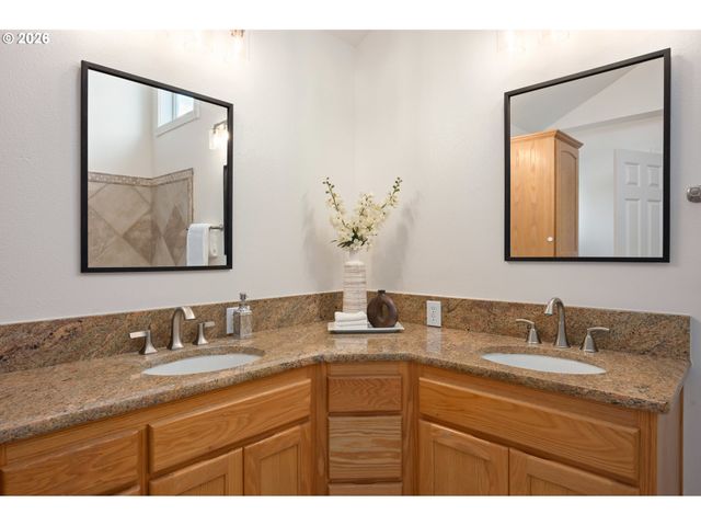 468 72ND St, Springfield, OR 97478