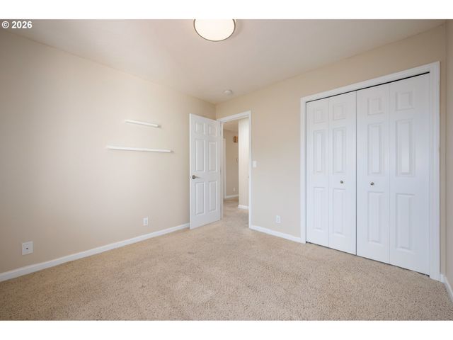 468 72ND St, Springfield, OR 97478