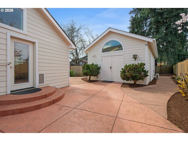 468 72ND St, Springfield, OR 97478