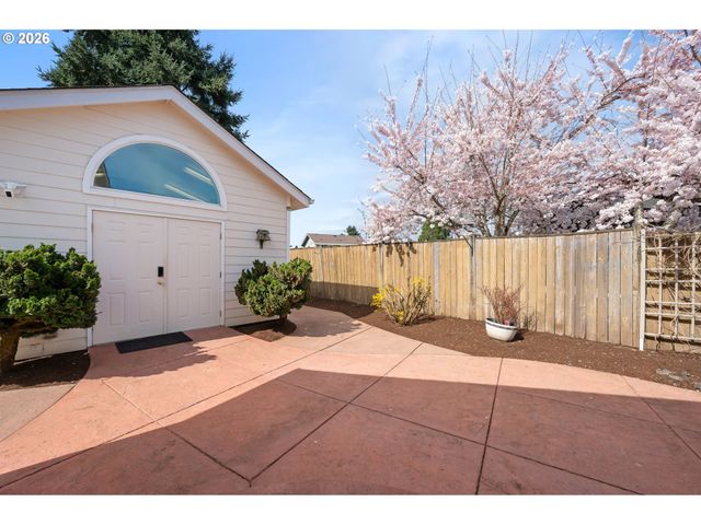 468 72ND St, Springfield, OR 97478