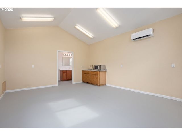 468 72ND St, Springfield, OR 97478