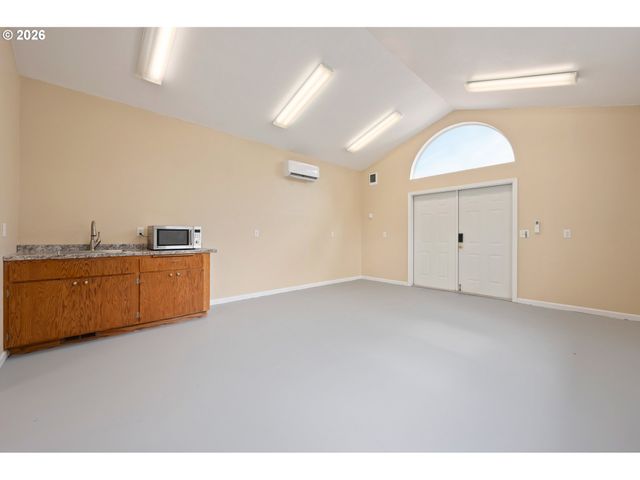 468 72ND St, Springfield, OR 97478