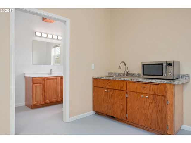 468 72ND St, Springfield, OR 97478