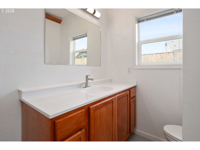 468 72ND St, Springfield, OR 97478