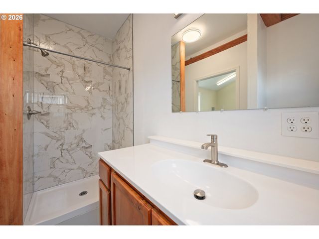 468 72ND St, Springfield, OR 97478