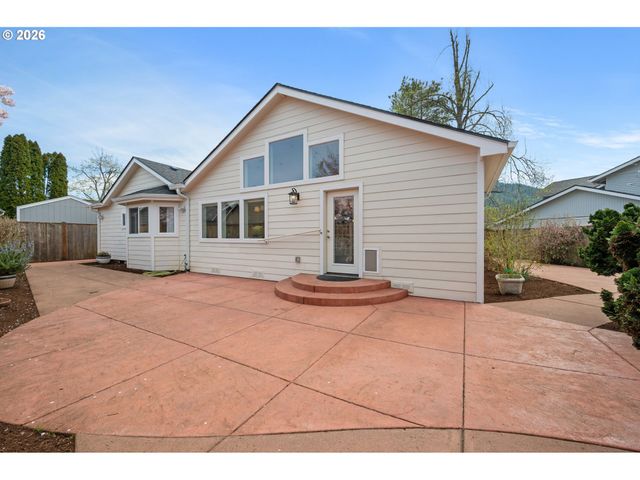 468 72ND St, Springfield, OR 97478