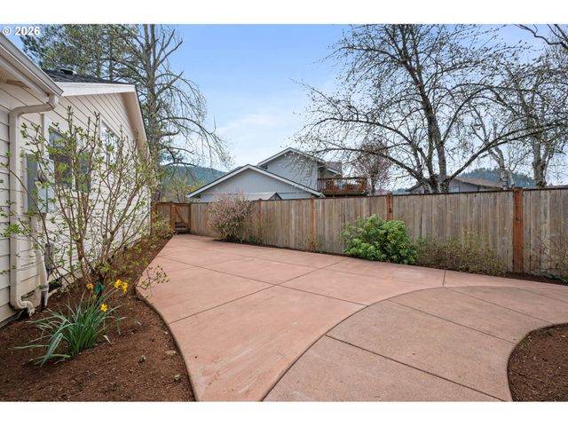 468 72ND St, Springfield, OR 97478