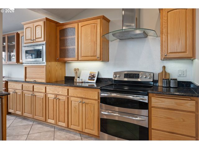 468 72ND St, Springfield, OR 97478