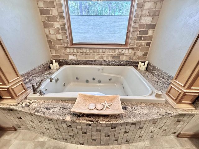 448 HARVEST ROAD, Green Bay, WI 54302